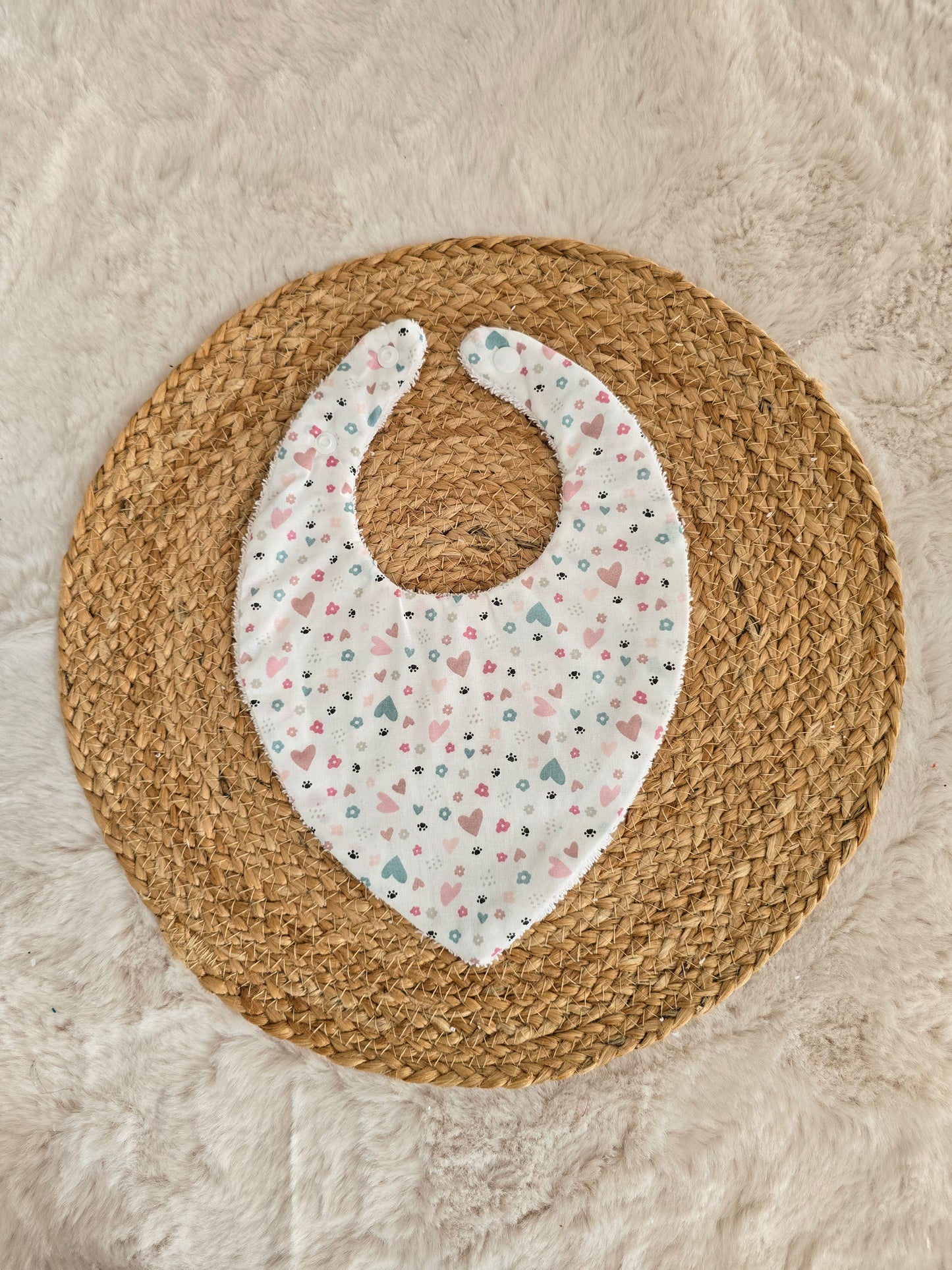 Bavoir bandana cœur pattes
